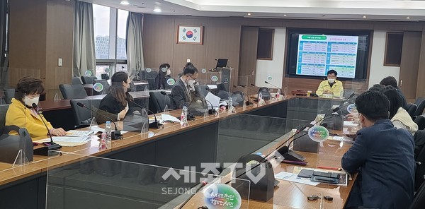 천안시가 지난 27일 시청 중회의실에서 아동친화도시 추진위원회 회의를 진행하고 있다.(사진제공=천안시청)