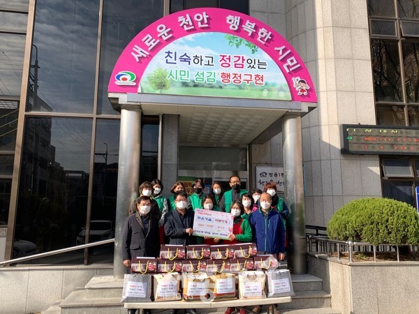 천안시 쌍용1동 새마을협의회·부녀회가 2일 지역 내 저소득어르신에 사골국과 떡국떡을 전달했다.(사진제공=천안시청)