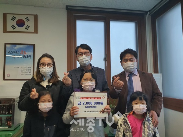 (뒷줄 가운데 곽병수 면장, 뒷줄 맨 오른쪽 임헌창 대표)사진제공=공주시청