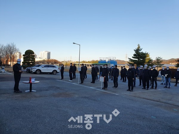 대전시설관리공단은 3일 대전하수처리장에서 지진 발생에 대한 대피훈련과 가스누출로 유발될 수 있는 화재상황에 대비하는 직원  비상대응 훈련을 실시했다.(사진제공=대전시설관리공단)