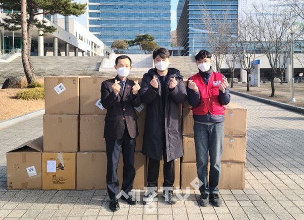 2일 와할인마트 천안지점이 아동복지시설 12개소에 전달해 달라며 마스크 4만5000매를 천안시에 기탁했다.(사진제공=천안시청)