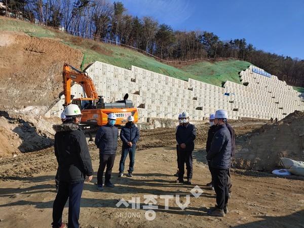 천안시 관계자들이 건설현장 코로나19 방역수칙 이행실태를 점검하고 있다.(사진제공=천안시청)