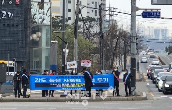 천안시 신안동이 11일 거리두기 2단계 및 마스크착용 홍보 캠페인을 펼쳤다.(사진제공=천안시청)