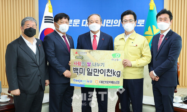 대전원예농협 백미 기탁식.(왼쪽부터 정태희 대전사회복지공동모금회장, 김치영 대전원예농협 상임이사, 김의영 대전원예농협 조합장, 허태정 대전시장, 박용일 대전원예농협 공판장장)사진제공=대전시청