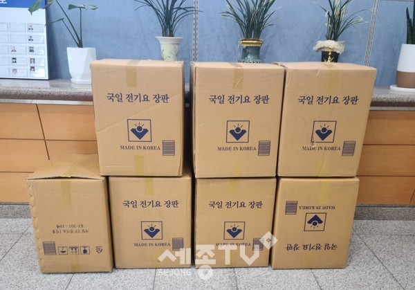 이마트 펜타포트점이 연말연시를 맞아 소외계층을 위한 전기요 70매(349만원 상당)를 21일 천안시에 전달했다.(사진제공=천안시청)