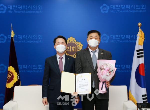 구본환 의원(사진우측), 지방의원 매니페스토 약속대상 좋은조례부분 최우수상 수상.(사진제공=대전시의회)