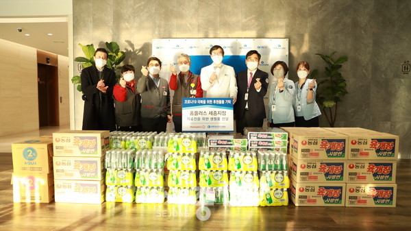 (사진 오른쪽 네 번째가 세종충남대학교병원 나용길 원장, 다섯 번째가 홈플러스 세종점 성주호 부점장, 왼쪽 두 번째가 이미혜 사원대표)