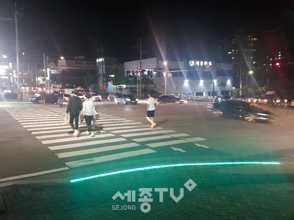 국도 32호선 하이마트 사거리 LED바닥신호등 설치된 모습.(사진제공=당진시청)