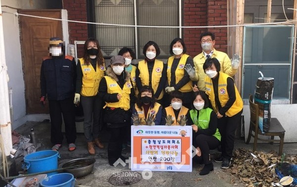 대한적십자사 천안지구협의회 봉사원, 충청남도의회, 중앙동이 28일 지역 내 홀몸어르신을 위해 연탄 봉사활동을 실시했다.(사진제공=천안시청)