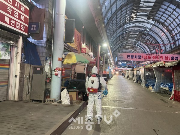 천안시동남구가 전통시장 상인회와 합동으로 지난 24일부터 내년 1월 3일까지 11일간 천안중앙시장과 역전시장 코로나19 방역 활동을 펼치고 있다.(사진제공=천안시청)