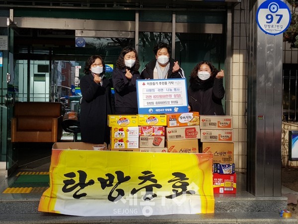 대전 서구(구청장 장종태) 탄방동 행정복지센터는 관내 충효태권도장(관장 김병준)으로부터 80여 명의 원생들의 정성이 담긴 라면 820개(68만 원 상당)를 기탁받았다.(사진제공=서구청)