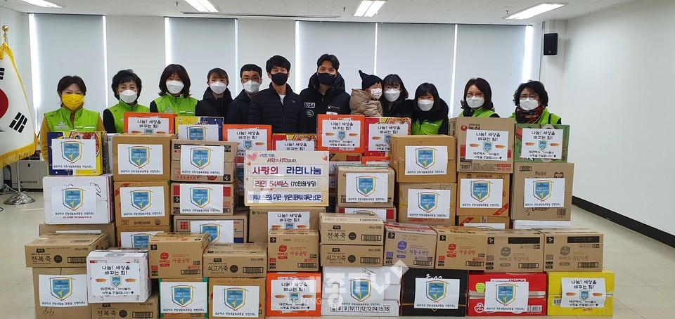 태권박사&스포츠짐 두정관·성성관과 태권박사체육관 신대관이 5일 천안시 부성2동행정복지센터에 라면 54박스(70만원 상당)를 기부했다.(사진제공=천안시청)