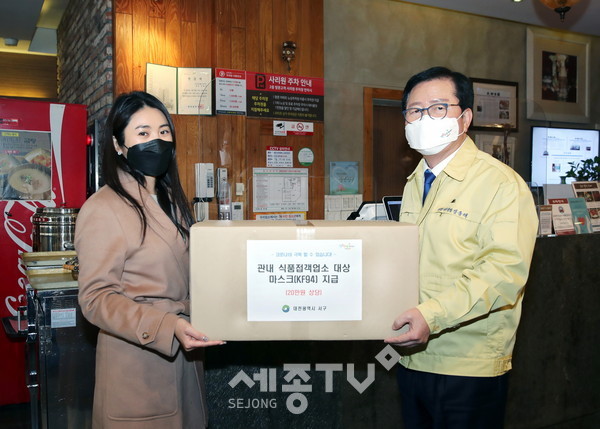 장종태 대전 서구청장이 사리원면옥(둔산동)을 방문해 사회적 거리두기 2단계에 따른 자영업자 애로사항을 청취하고 방역물품을 지급했다.(사진제공=서구청)