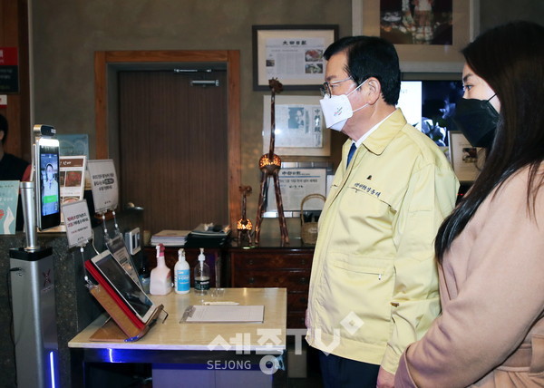 장종태 대전 서구청장이 식당에 설치된 발열체크기를 확인하고 있다.(사진제공=서구청)