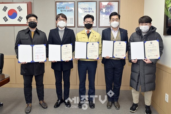 (사진 왼쪽부터 박범진 나드리센터 팀장, 남기덕 관광개발팀장, 김정섭 시장, 김경선 정무비서관, 백두성 도시재생센터 연구원)