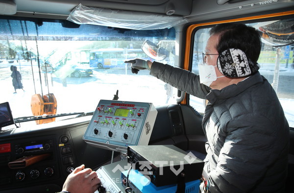 장종태 대전 서구청장이 7일 폭설로 인한 주민들의 불편을 최소화하기 위해 제설 차량에 탑승해 제설작업을 점검하고 있다.(사진제공=서구청)