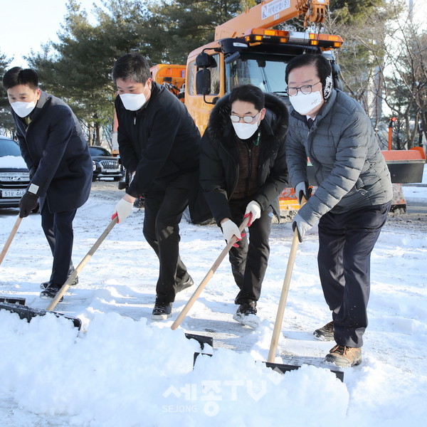 장종태 대전 서구청장이 7일 폭설로 인한 주민들의 불편을 최소화하기 위해 제설작업에 직접 벌였다.(사진제공=서구청)
