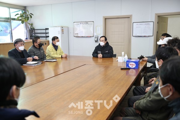 박상돈 천안시장은 7일 서북구청 제설전진기지를 방문해 제설작업에 구슬땀을 흘린 직원을 격려하고 있다.(사진제공=천안시청)