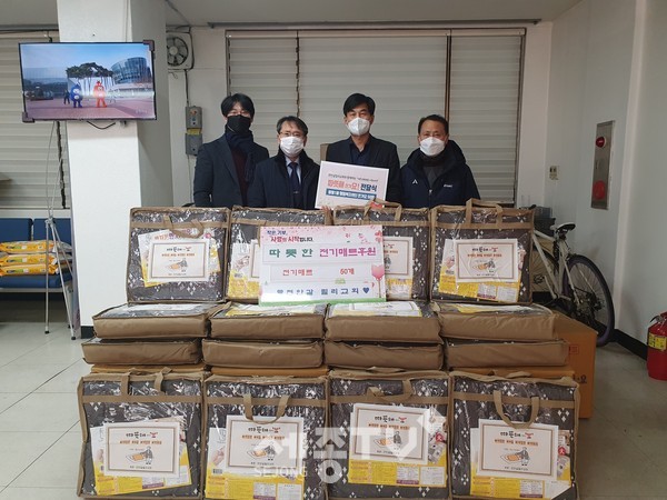 갈릴리교회가 8일 천안시 쌍용1동행정복지센터에 어려운 이웃을 위한 전기매트 50개를 전달했다.(사진제공=천안시청)