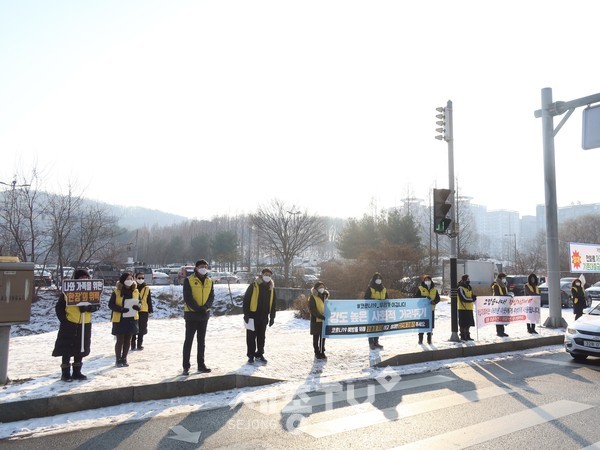 천안시 불당동 통장협의회가 12일 코로나19 확산예방 거리캠페인과 적십자 모금 홍보캠페인을 실시했다.(사진제공=천안시청)