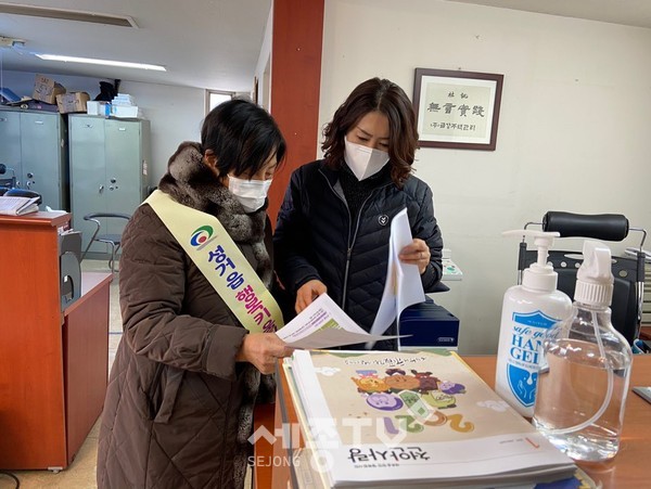 천안시 성거읍행복키움지원단이 지난 11일 한시적 긴급복지제도 홍보캠페인을 실시했다.(사진제공=천안시청)