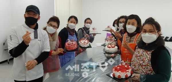 캐익만들기 재능기부 중인 정종권 대표(왼쪽)