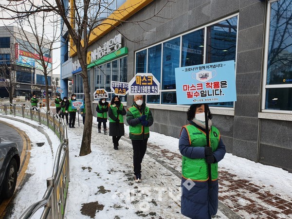 천안시 신방동 자생단체 회원들이 지난 12일 방역활동 캠페인 및 위생업소 점검을 실시했다.(사진제공=천안시청)