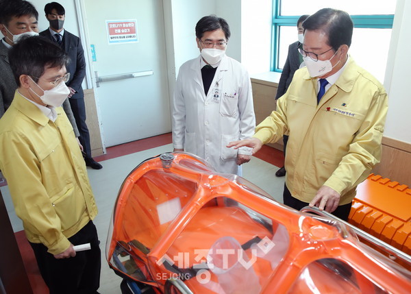 장종태 대전 서구청장은 14일 감염병 전담병원으로 지정된 대전 을지대학교병원을 방문하여 최일선 현장을 살피고, 의료진들을 격려하였다.(사진제공=서구청)