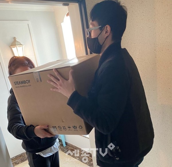 충청남도개발공사가 15일 천안시 불당동 저소득 가정을 위해 온수매트 및 이불을 전달했다.(사진제공=천안시청)