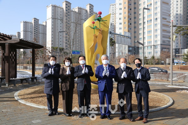 금산군, 내포신도시 테마광장 인삼 상징조형물 제막식.(사진제공=금산군청)