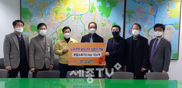 좌로부터 주택정책과 도급관리팀장 민원규, 주택정책과장 이효식,도시주택국장 김준열,대한주택건설협회 협회장 이경수, 부회장 김용관, 감사 서정원 사무처장 신수의.(사진제공=대전시청)