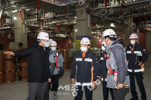 유성소방서장, 사이언스콤플렉스 현장점검 모습.(사진제공=대전시청)