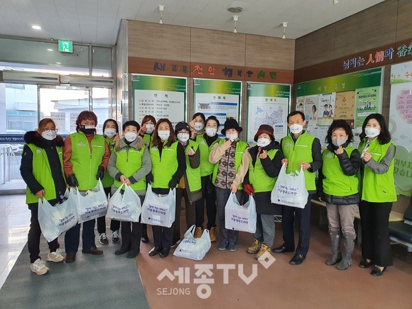 천안시 직산읍행복키움지원단이 19일 지역 내 취약계층에게 푸드뱅크 식료품 세트를 전달했다.(사진제공=천안시청)