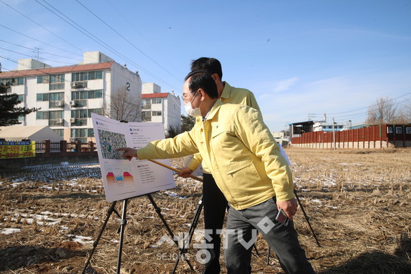 천안시장이 20일 업성소하천 정비사업 현장을 방문해 추진상황을 점검하고 있다.