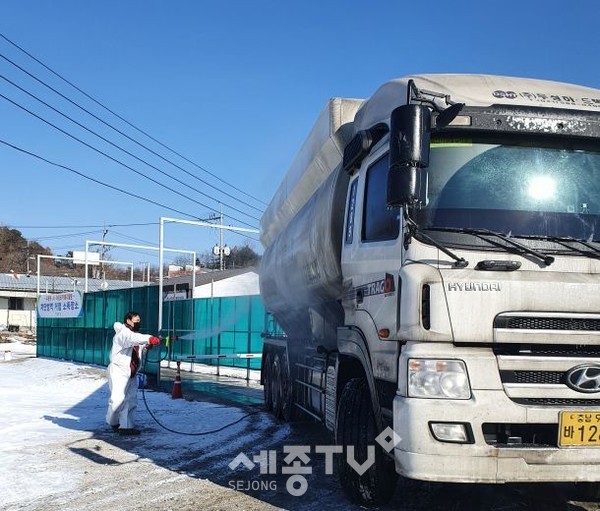 악성가축전염병 거점 소독 모습.