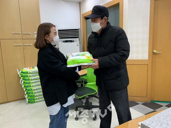 대전 서구(구청장 장종태) 변동 행정복지센터는 관내 포도힐 마트(대표 문병철)로부터 저소득 가정을 위한 사랑의 쌀 300kg을 전달받았다.(사진제공=서구청)