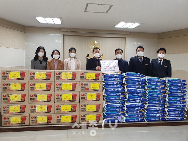 천안북부신협이 26일 지역 내 취약계층을 위한 쌀 50포와 라면 20박스를 천안시 직산읍에 전달했다.(사진제공=천안시청)