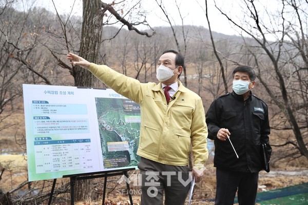박상돈 천안시장이 지난 26일 추모공원 수목장림 사업현장을 점검하고 있다.(사진제공=천안시청)
