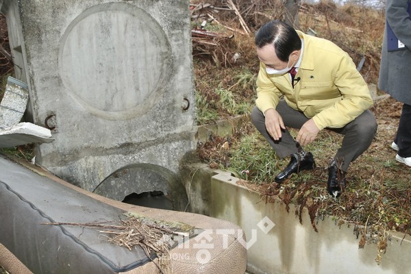 박상돈 천안시장이 지난 26일 용정리 오폐수 발생현장을 점검하고 있다.(사진제공=천안시청)