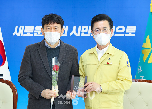 허태정 시장, ‘의로운 시민’ 황금산 프로듀서(사진좌측) 표창.