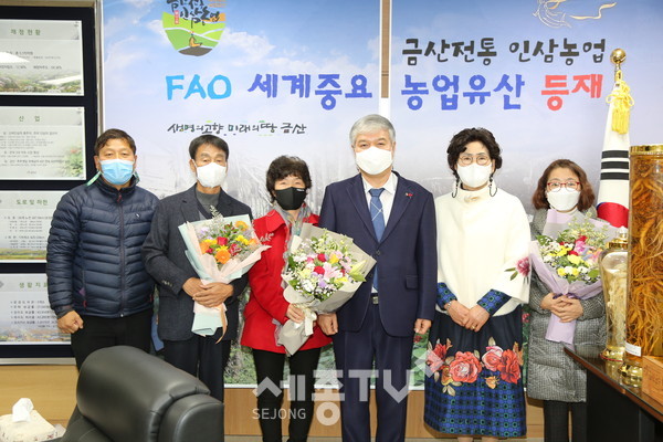 공로패 및 유공표창 수여를 마치고 양영자 이임회장(오른쪽 두 번째)와 박상우 취임회장(왼쪽 첫 번째)가 문정우 금산군수(오른쪽 세 번째)와 기념사진을 찍고 있다.(사진제공=금산군청)