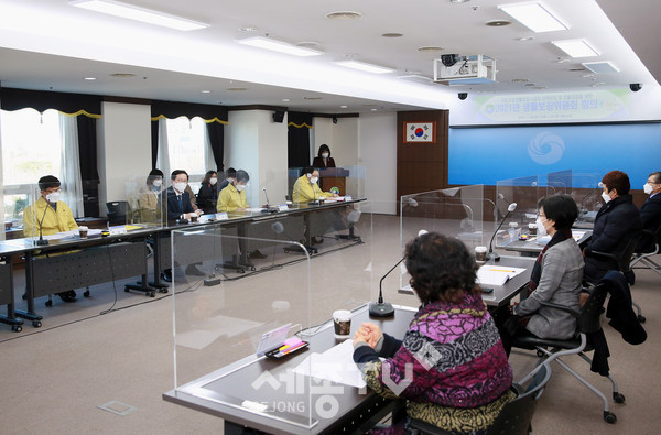 대전 서구(구청장 장종태)는 29일 청사 장태산실에서 2021년 생활보장위원회를 개최했다. 지역자활 지원 계획을 수립 등 복지 사각지대 해소를 위한 다양한 의견을 논의했다.(사진제공=서구청)