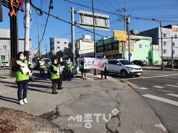 천안시 직산읍행복키움지원단이 지난 29일 코로나19 조기종식을 위한 예찰활동을 실시했다.(사진제공=천안시청)
