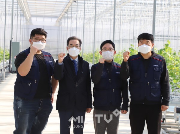 농협중앙회 이성희 회장(왼쪽 두번째)이 당진시 위풍당당농장 공동대표들과 청년농업인 성공을 응원하고 있다.