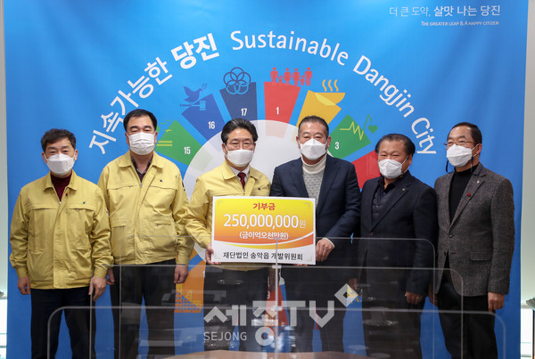 좌측부터 임동신 사회복지과장, 김영구 문화복지국장, 김홍장 당진시장, 김정환 개발위원장, 편현범 이장협의회장, 지태관 이장단협의회 감사.(사진제공=당진시청)