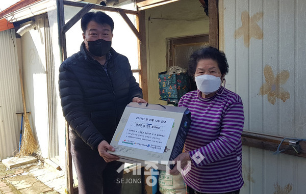 기성종합복지관장이 설 명절을 맞아 기성동 지역 취약계층을 대상으로 선물세트를 전달하고 있다.(사진제공=대전시설관리공단)