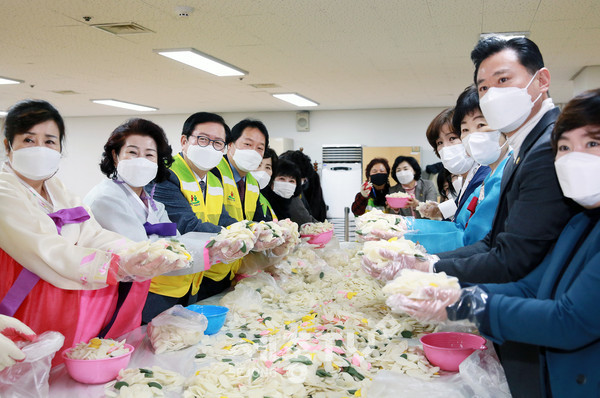 대전 서구(구청장 장종태)는 3일 청사 다목적실에서 민족 고유의 명절인 설을 맞아 서구 자원봉사협의회(회장 최미자) 주관으로 어려운 이웃과 함께하는 ‘사랑의 떡국 떡 나누기’ 봉사활동을 했다.(사진제공=서구청)