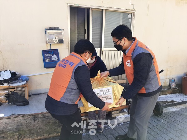 한국전력공사 평택지사 임직원, 평택복지재단·팽성노인복지관 임직원 기념 촬영 및 가정방문 전달모습.(사진제공=평택복지재단)