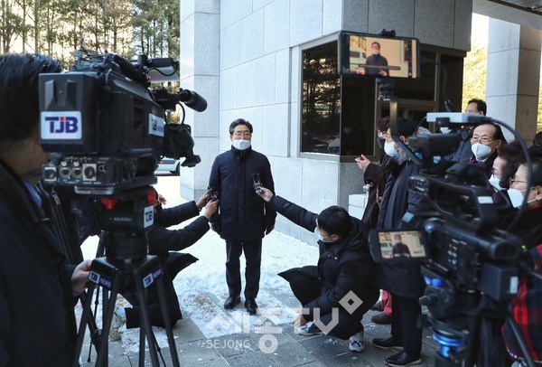 김홍장 당진시장이 대법원 판결에 유감을 표했다.