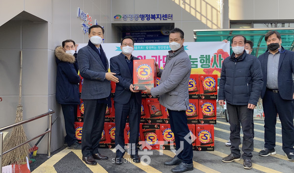 쌍용100인회가 지난 3일 천안시 봉명동에 저소득가정을 위한 사랑의 라면을 후원했다.(사진제공=천안시청)